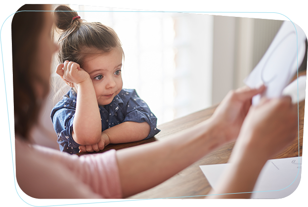 Meninca prestando ateno nas instruoes de sua tutora